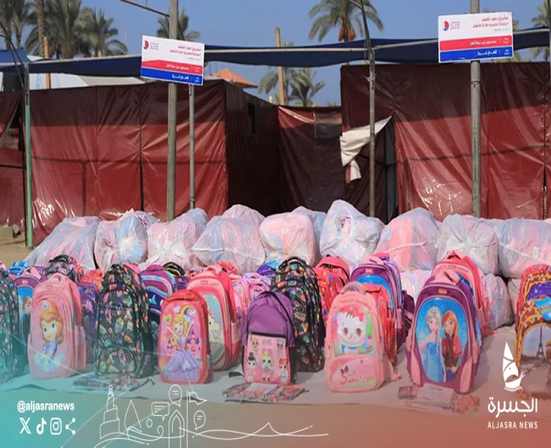 قطر الخيرية توزع حقائب مدرسية لطلبة غزة