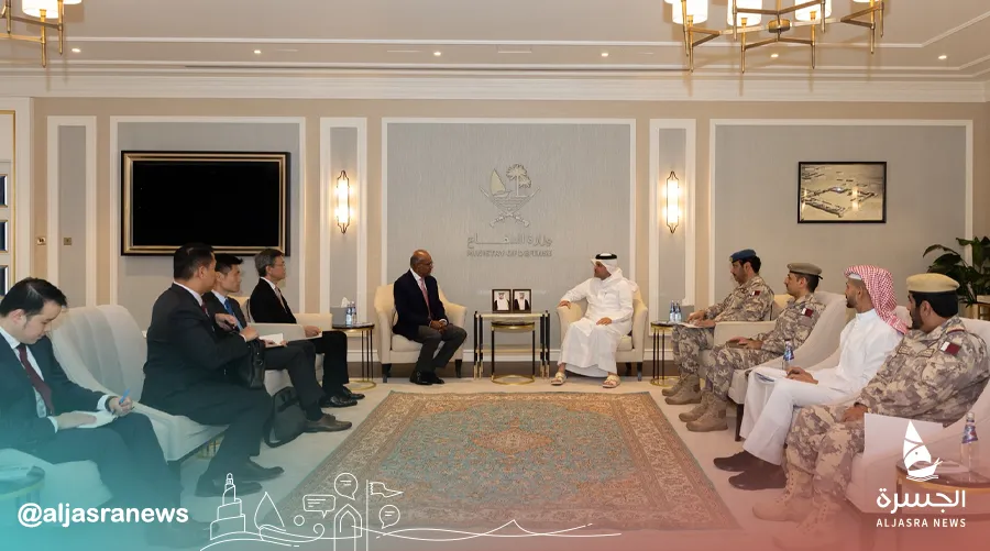وزير الدولة للدفاع يبحث التعاون مع سنغافورة