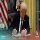ترامب يوقع مرسوما يُلزم واشنطن بالدفاع عن دولة قطر